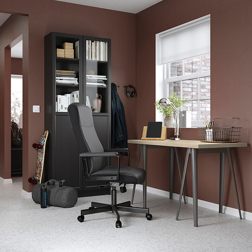 MITTCIRKEL/NÄRSPEL desk