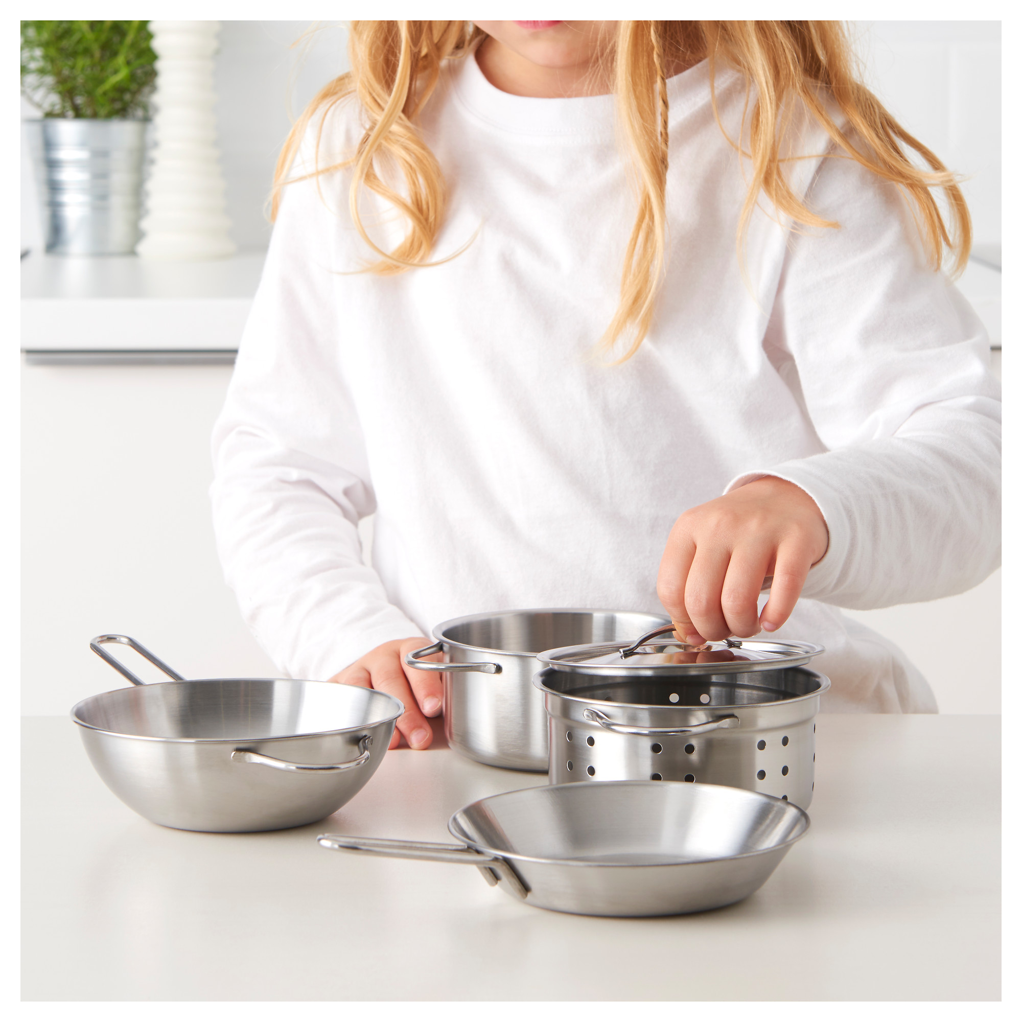 kids play pots