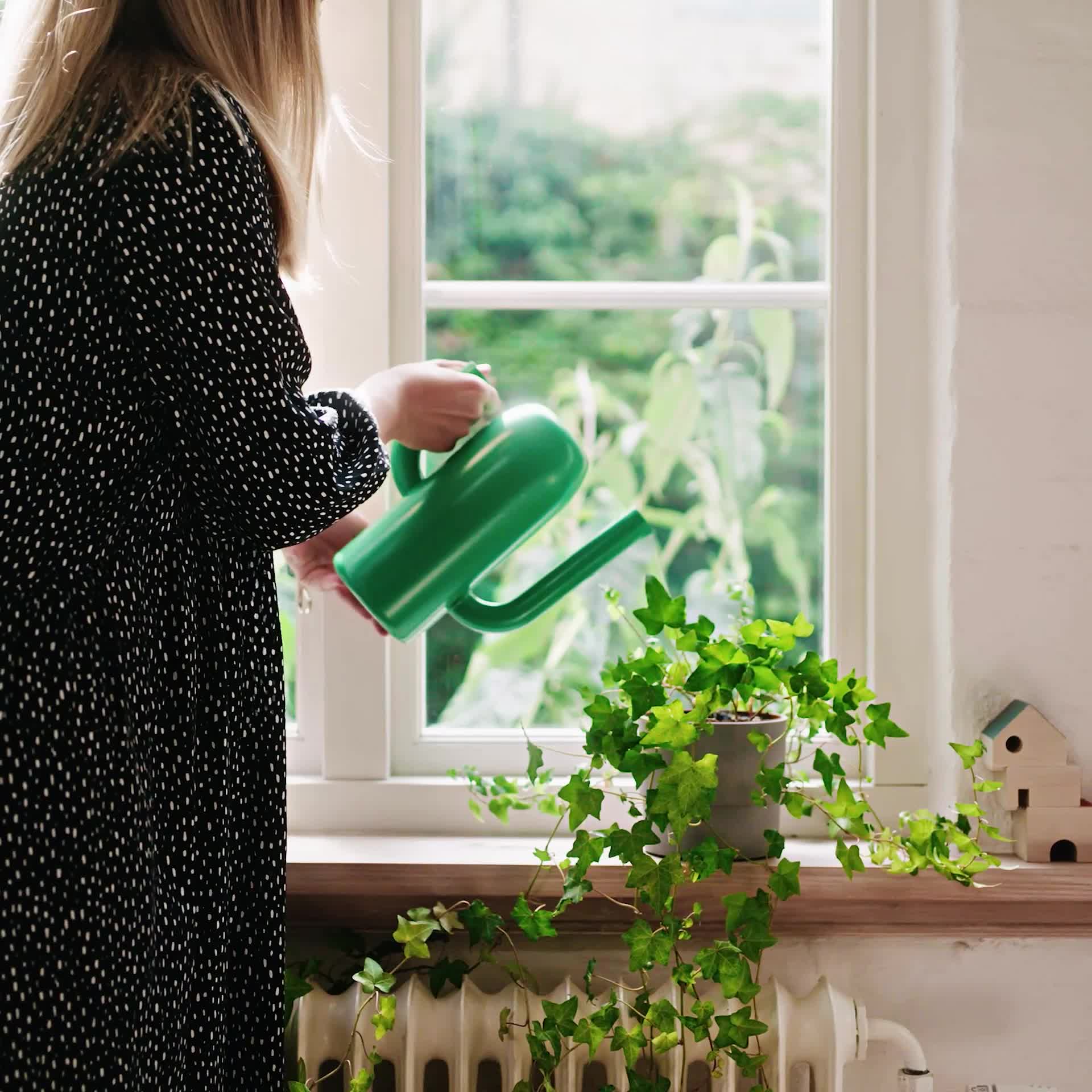 ÄRTBUSKE - 花瓶/澆水壺, 鮮綠色, 24 厘米| IKEA 香港及澳門