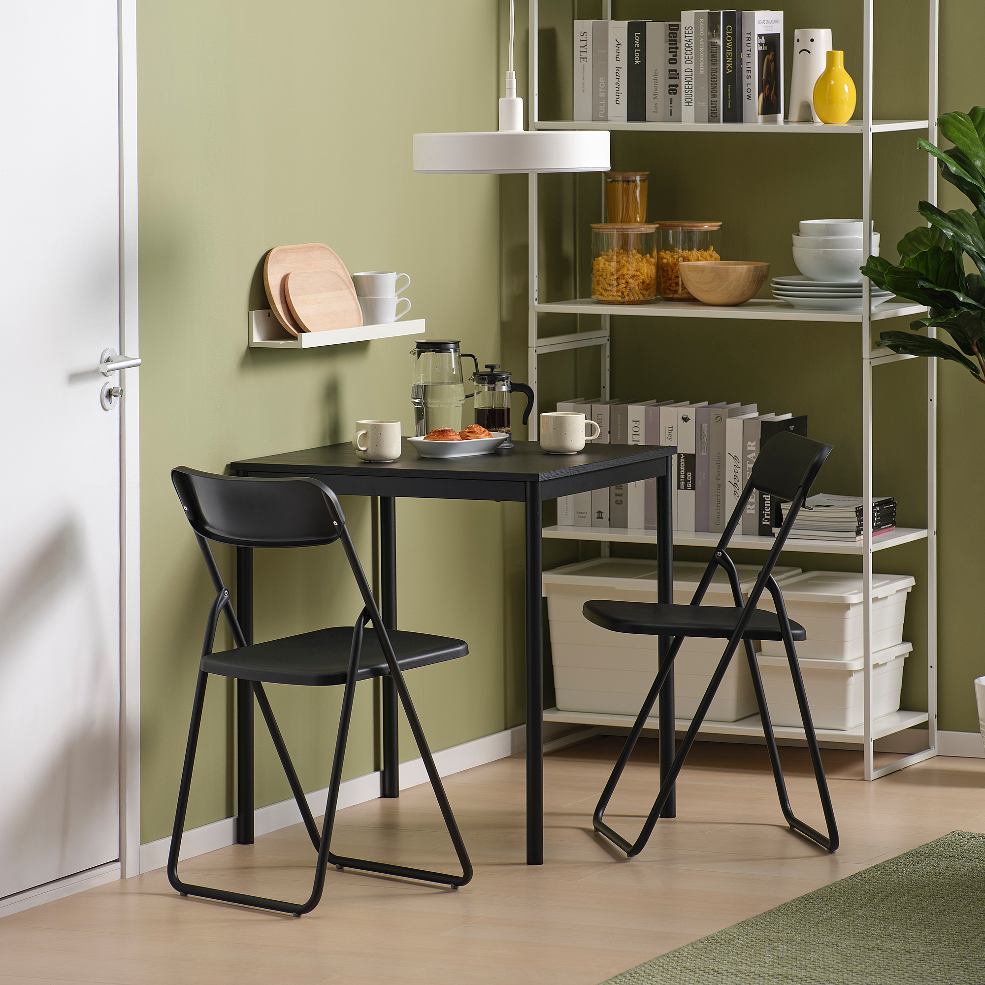 VIHALS/SANDSBERG table and 2 folding chairs