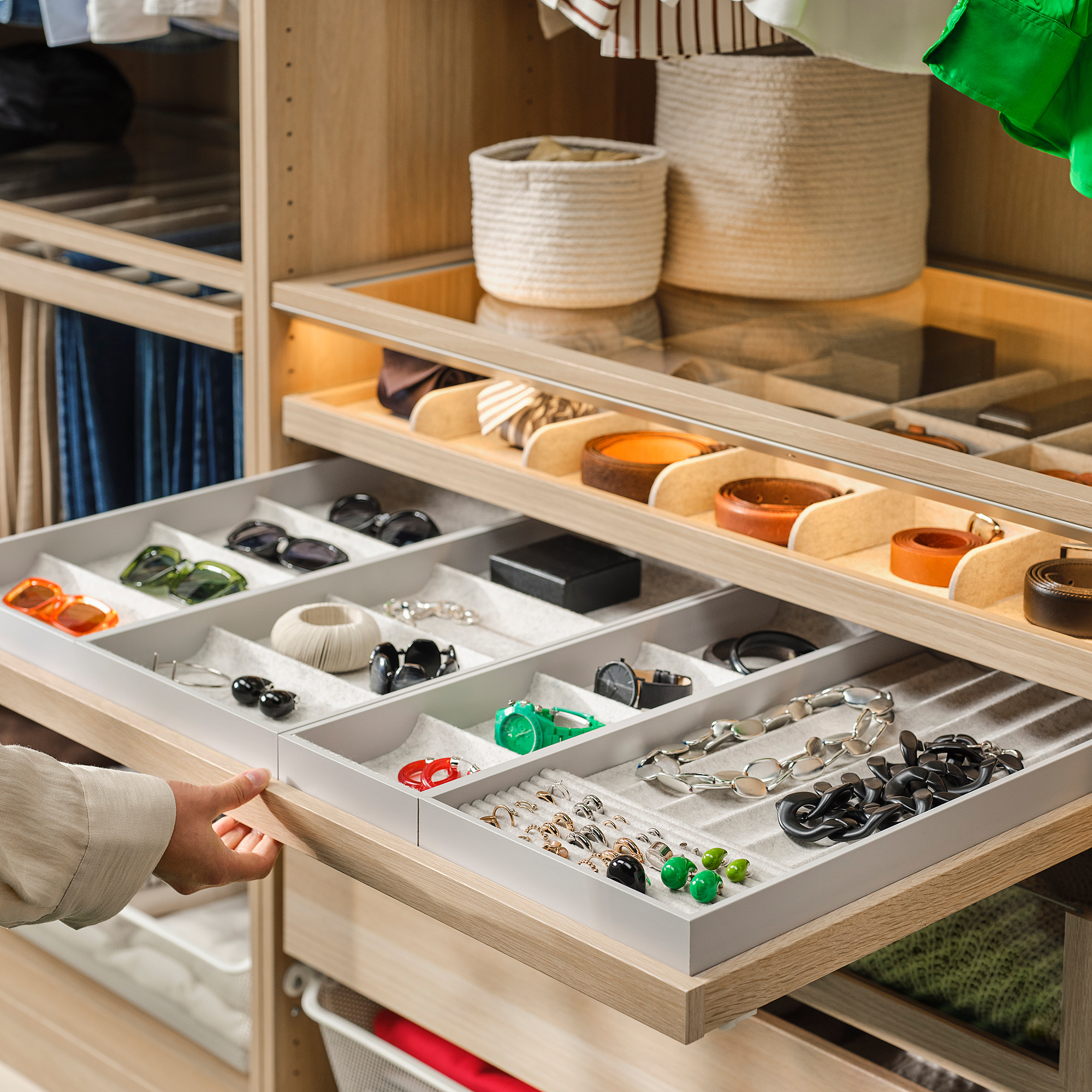 KOMPLEMENT pull-out tray with insert