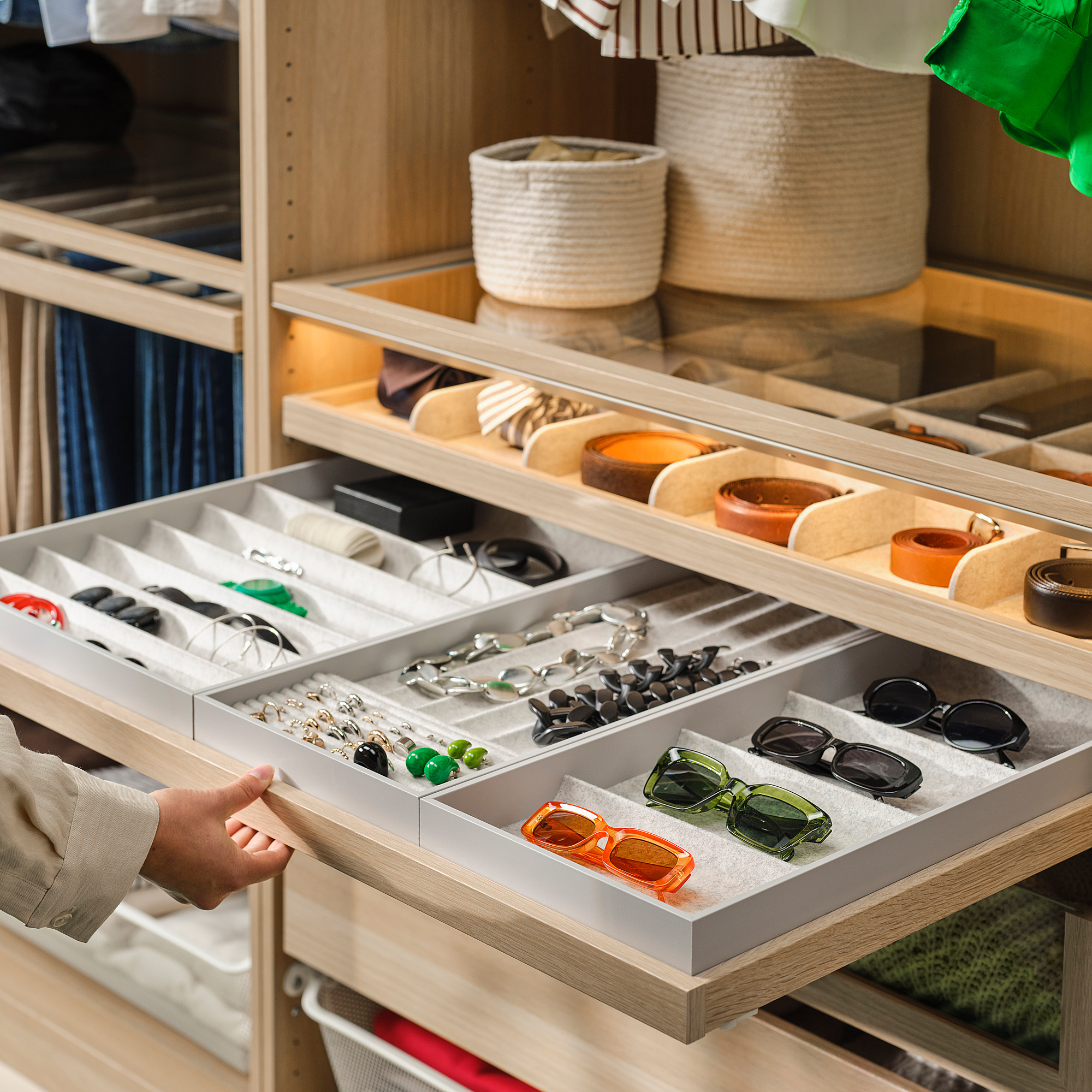 KOMPLEMENT pull-out tray with insert