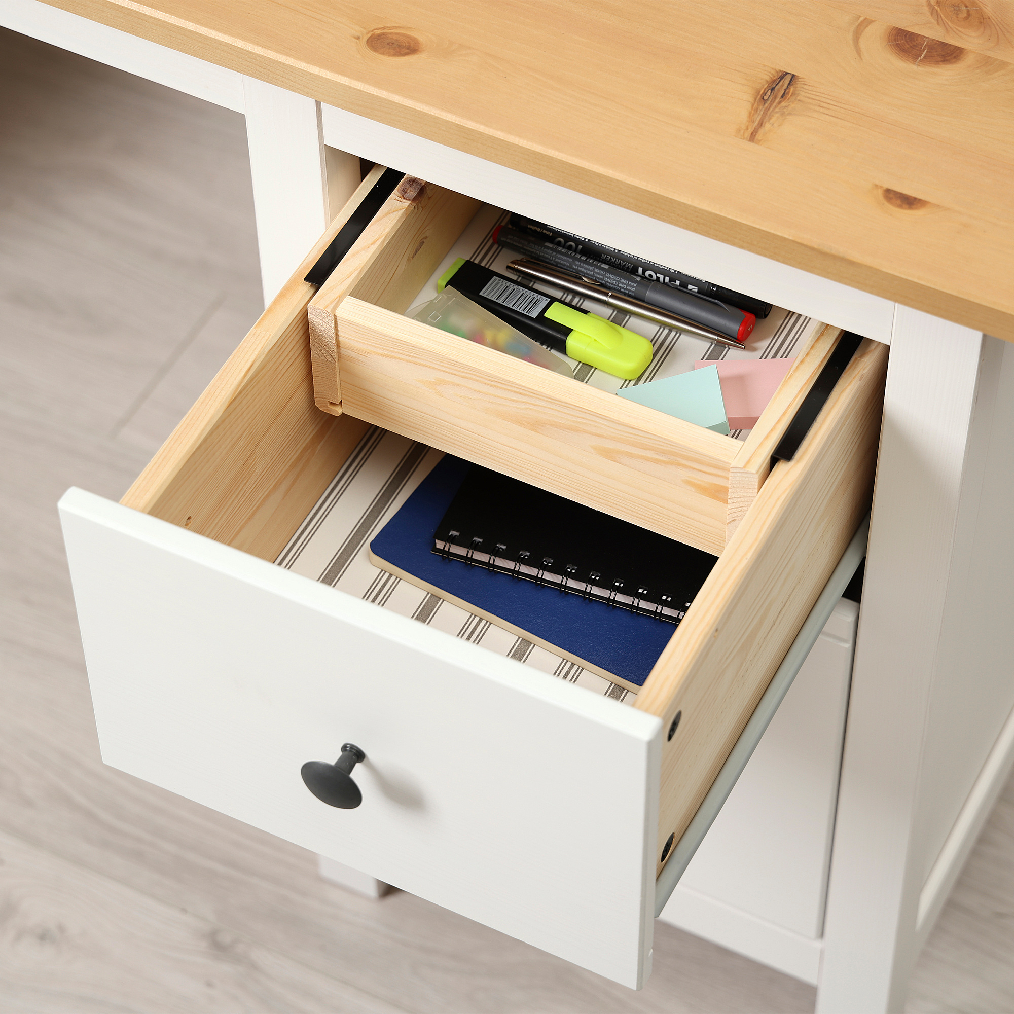 HEMNES 書檯