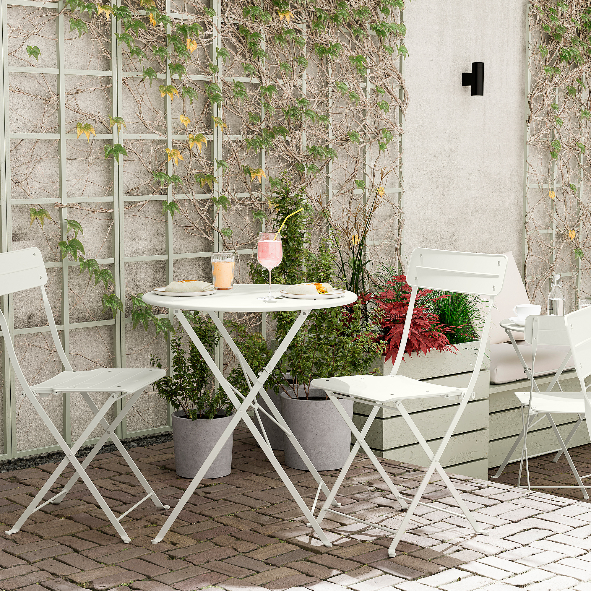 SUNDSÖ table and 2 folding chairs