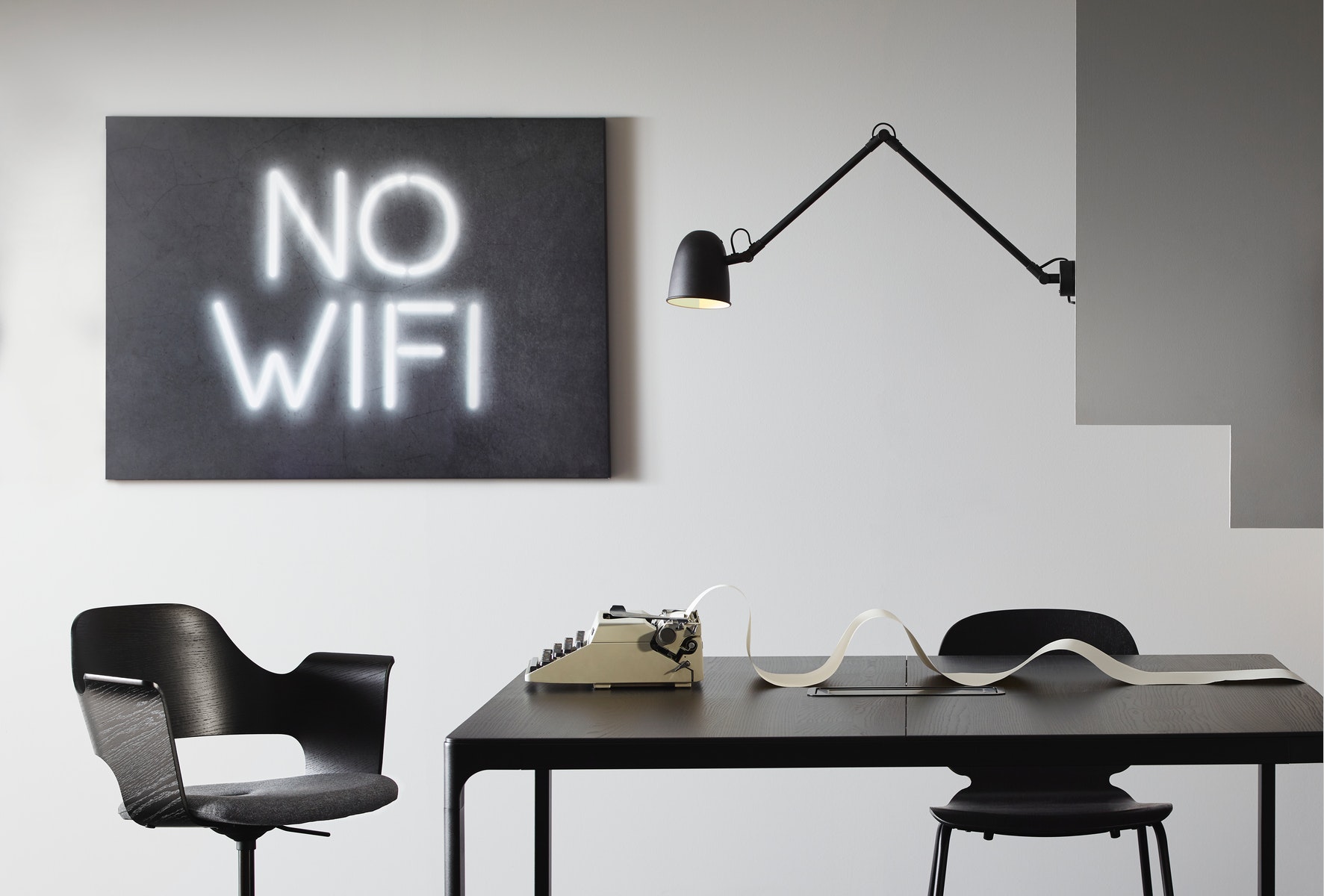 BJÖRKSTA畫以深色背景襯托以白色螢光管拼湊的「No wifi」字樣。