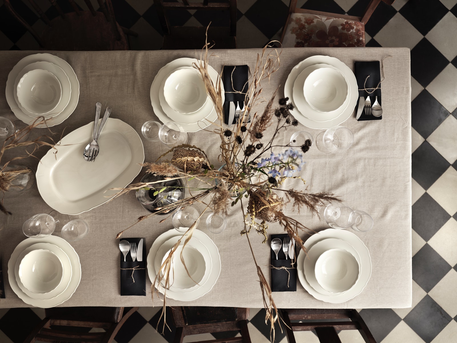 UPPLAGA瓷器系列的白瓷碗碟及杯放在木檯面上。