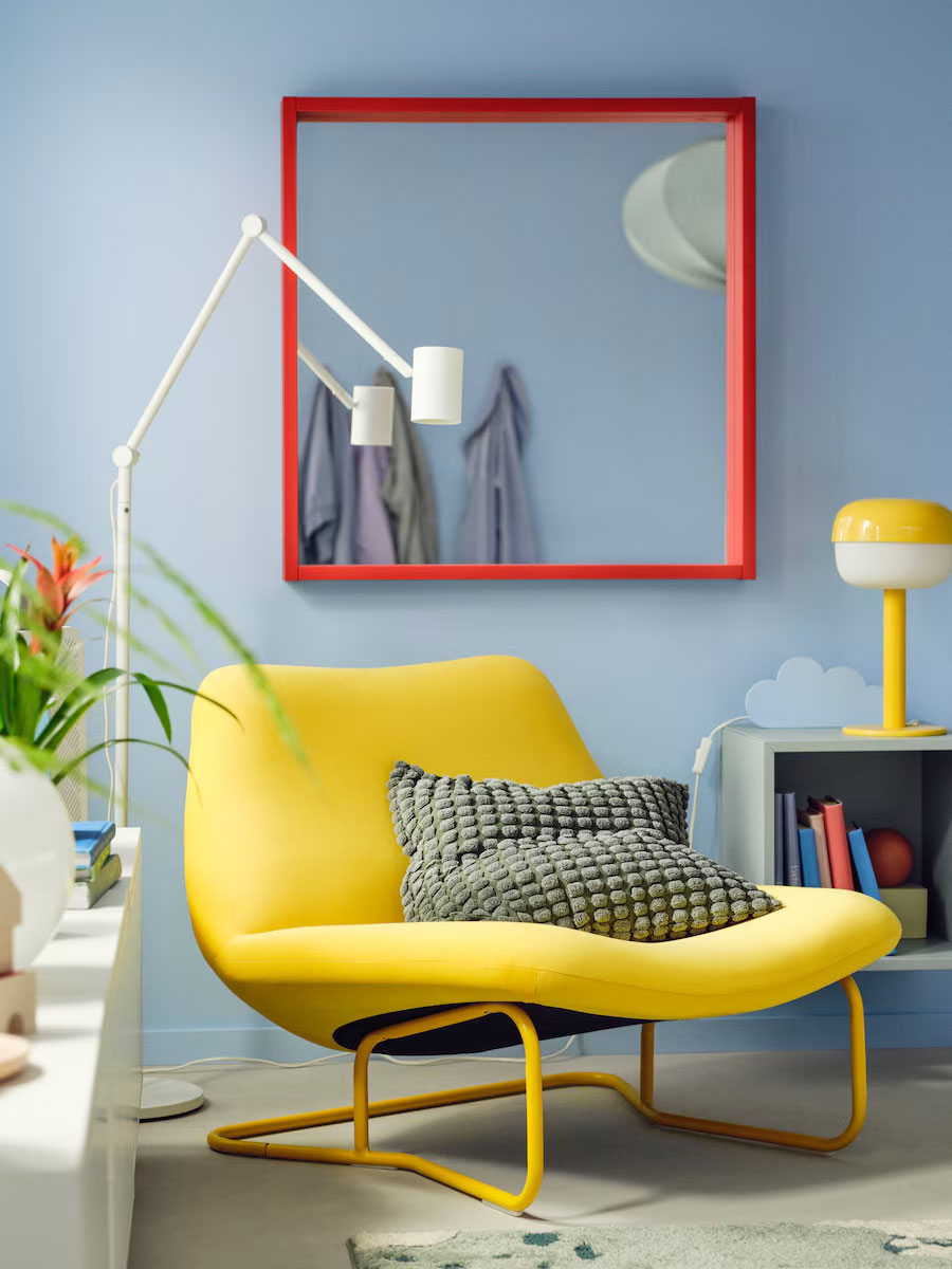 A colourful modern-style bedroom for restful sleep - IKEA