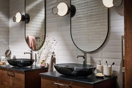 適合現代家庭的深色木材浴室