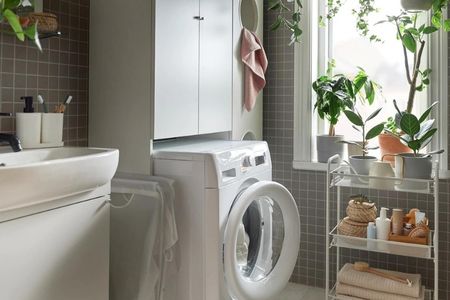 為小浴室打造風格清新，小巧實用的洗衣空間