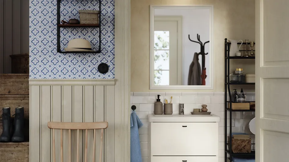 A timeless, easy-to-tidy half bathroom